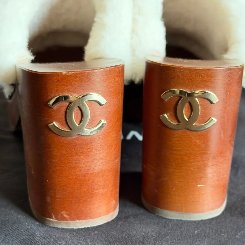 🖤CHANEL🖤Shearling Crinkled Leather Clogs - Picture 10 of 13